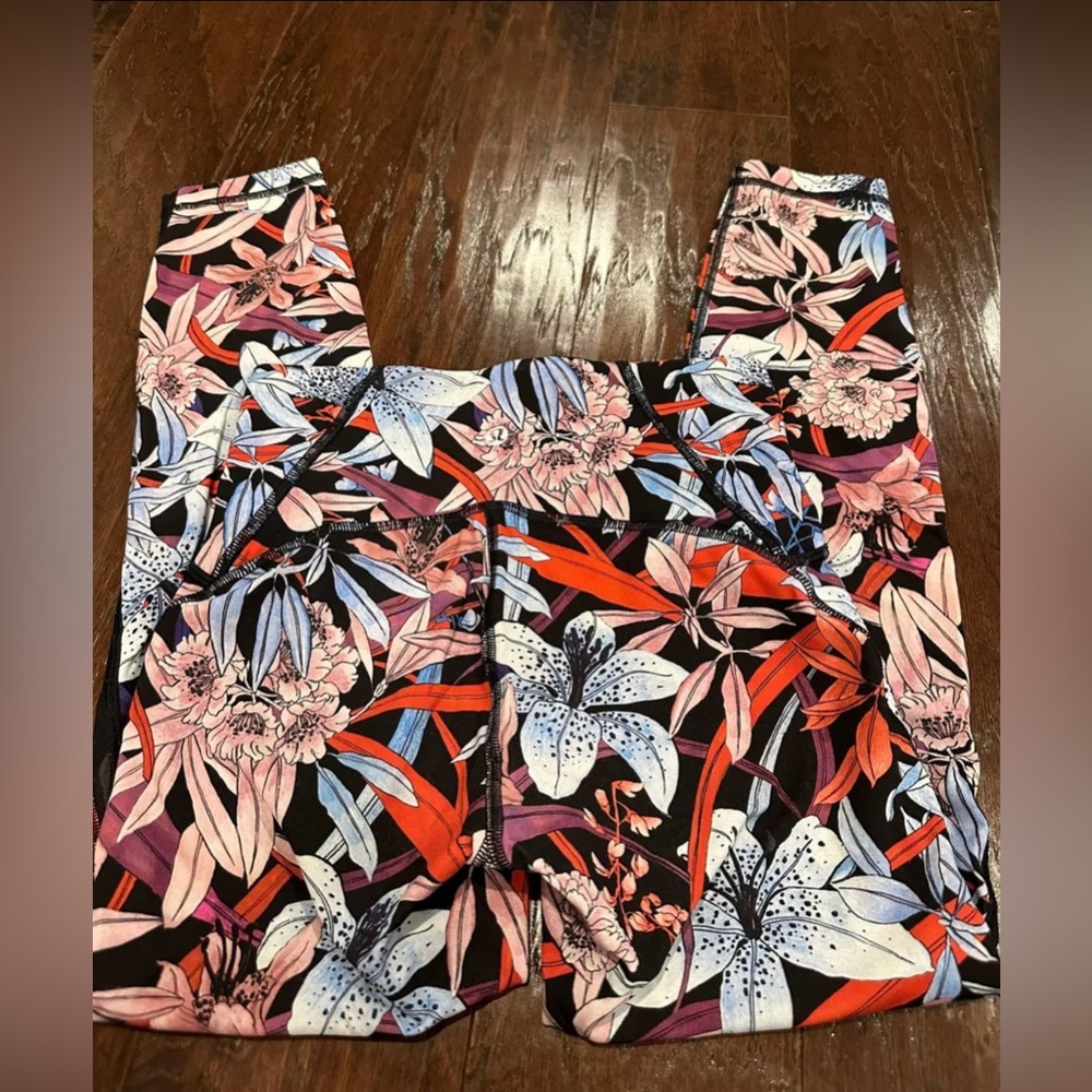 Lululemon leggings 25”.
